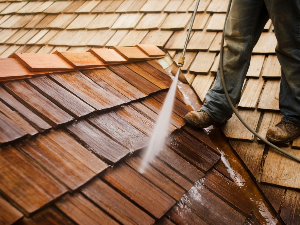 man-pressure-washing-a-roof-picture-id157649924 lllll